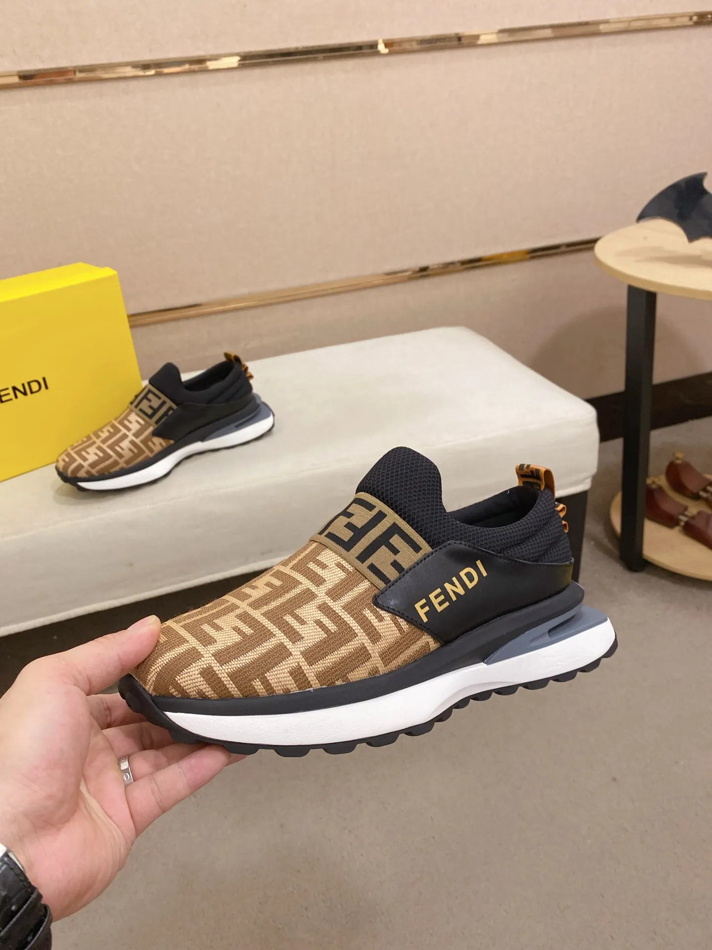 Men's shoes 💰 462💰 (FENDI) New style 👊🏻 upper 🇮🇹 imported cowhide fabric 🇩🇪 lining imported sheepskin lining. The original outsole is molded to highlight the identity of every man, and the upper foot is stable and stable🚶🏻🚶🏻The high-end custom counters reproduce the original version📯No matter the wind or rain, the shoe last remains unchanged and can withstand the verification of time🔍️,🔵 Size: 38-44 (45 is custom-made and cannot be returned or exchanged